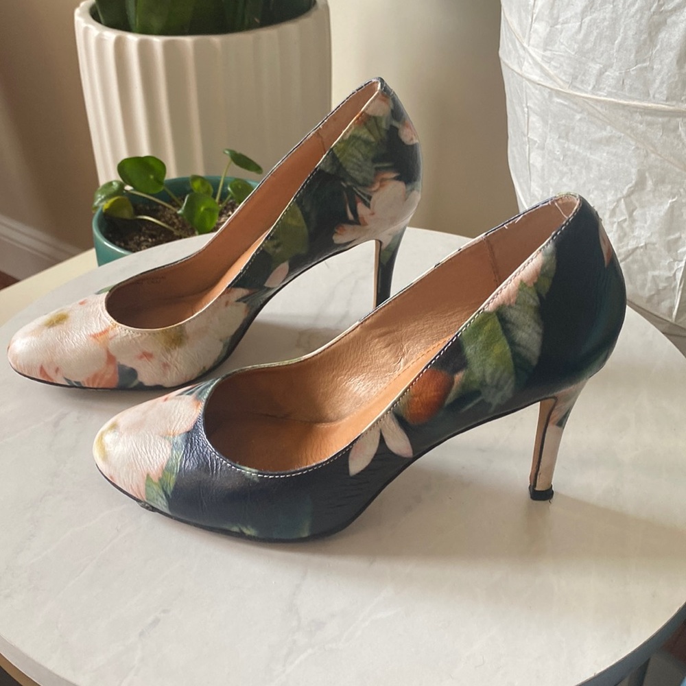 Beautiful leather Corso Como Pumps just in time for the spring